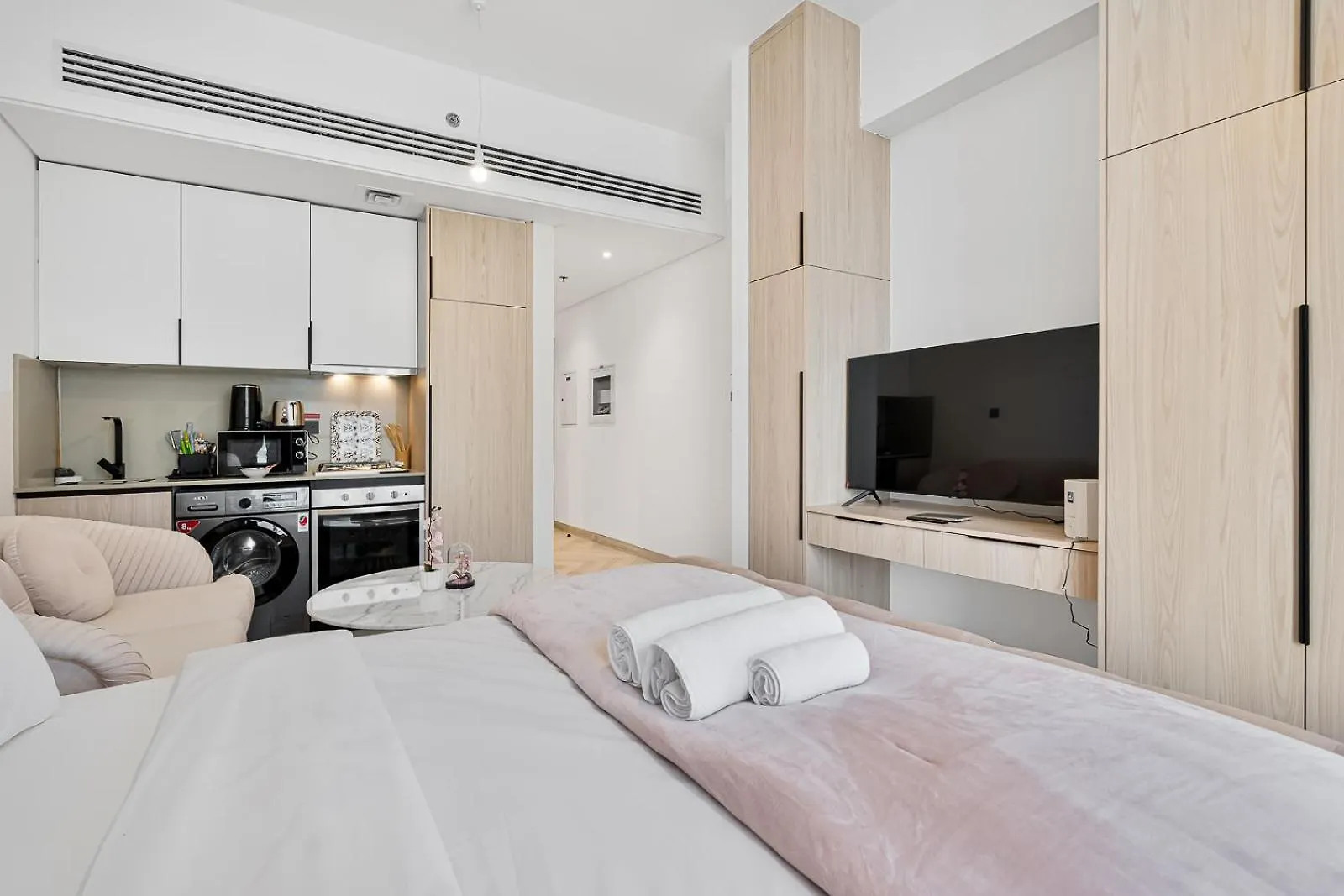 Stylish Studio Apt With Pool, Bbq Area & Playground Dubai Apartment